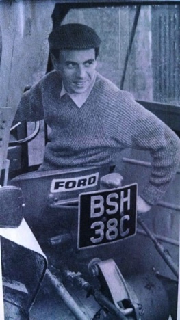 JImlau volant de son tracteur Ford à la ferme... JImlau volant de son tracteur Ford à la ferme...